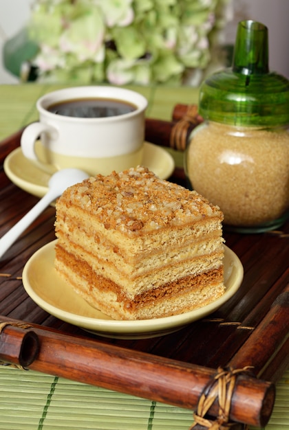 Gâteau au café sur un plateau en bois