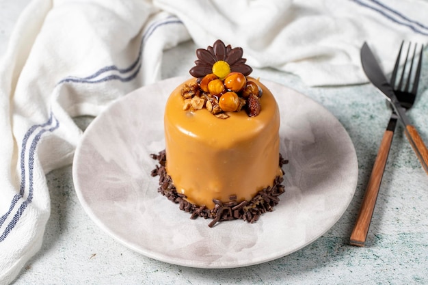 Gâteau au caramel sur fond gris, gâteau au chocolat et aux noisettes, desserts de boulangerie en gros plan