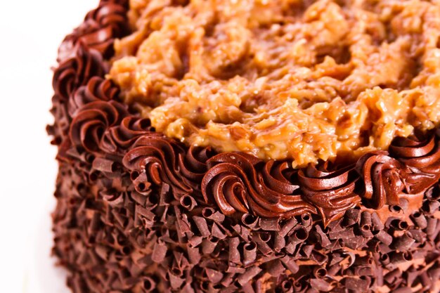 Gâteau au chocolat allemand avec deux couches de gâteau au chocolat fourré et garni d'une garniture au chocolat allemand classique (un caramel à la noix de coco et aux pacanes), recouvert de crème au beurre au chocolat.