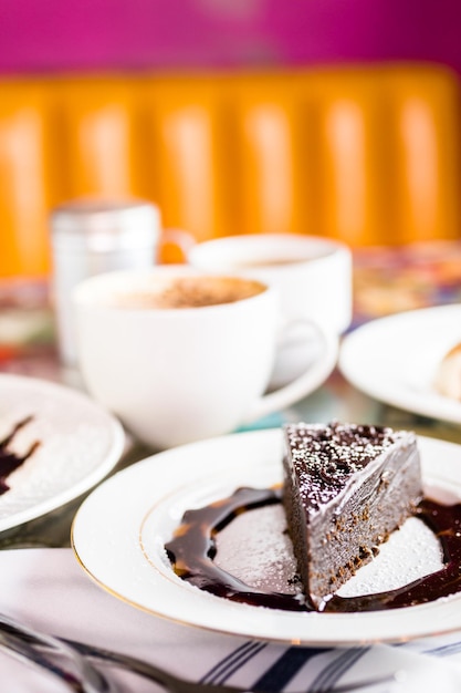 Gâteau au chocolat à l'ancienne italien frais avec du café sur la table.