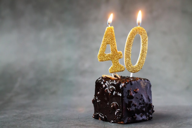 Gâteau au chocolat d'anniversaire avec bougie numéro 40