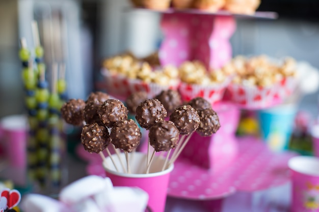 Gâteau au chocolat apparaît sur la table de dessert de vacances à la fête d'anniversaire