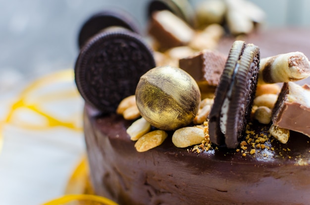 Gâteau au chocolat appétissant avec des bonbons et des biscuits. Décoration moderne de gâteau.