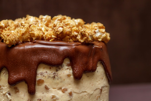 Gâteau au chocolat au caramel et pop-corn, Close up