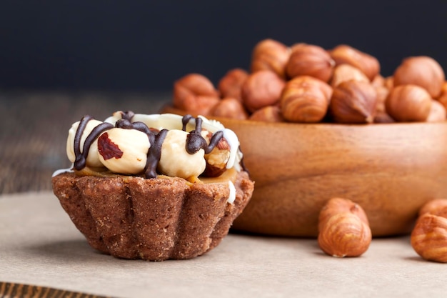 Gâteau au chocolat au nougat et noisettes grillées