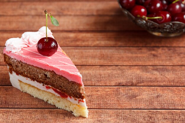 Gâteau au chocolat aux cerises sur fond en bois.