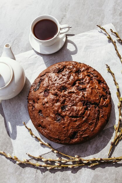 Gâteau au chocolat aux cerises. Pâtisseries maison aux fruits rouges.