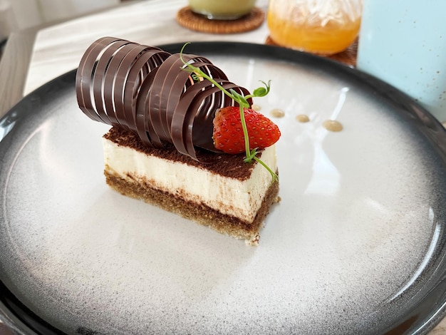 Gâteau au chocolat aux fraises avec le miel dans le plat dessert sucré