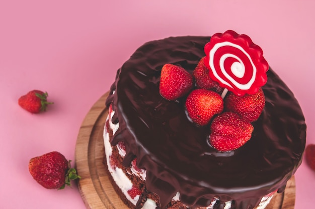 Photo gâteau au chocolat aux fraises sur la table