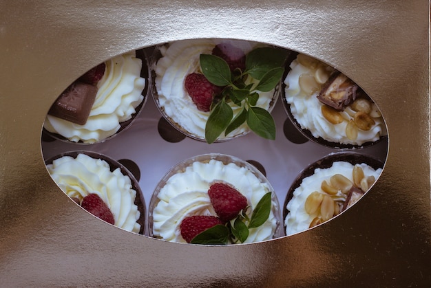 Gâteau Au Chocolat Aux Framboises Avec De La Crème Fouettée Dans Une Boîte Cadeau