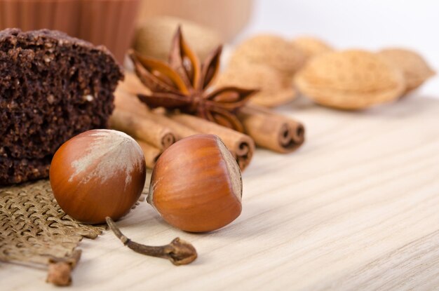 Gâteau au chocolat aux noix et anis étoilé à la cannelle