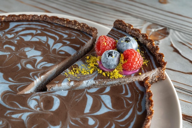 Gâteau au chocolat aux noix décoré de baies myrtilles et framboises Posé sur une assiette