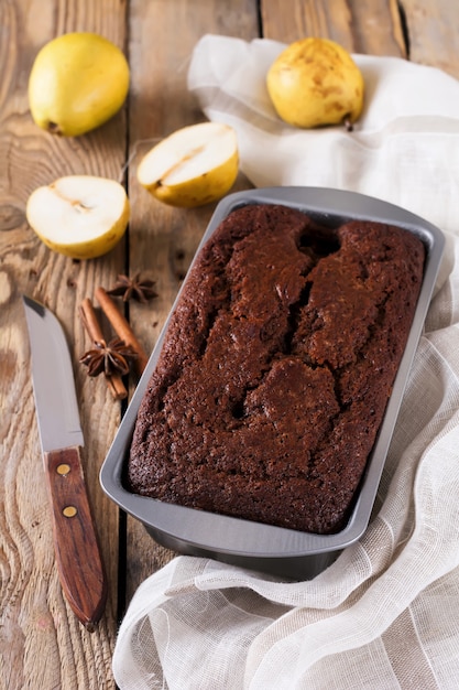 Gâteau au chocolat aux poires et cannelle sur vieux bois