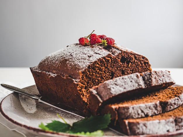 Gâteau au chocolat, baies fraîches et assiette vintage