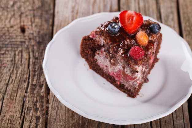 Gâteau au chocolat avec des baies