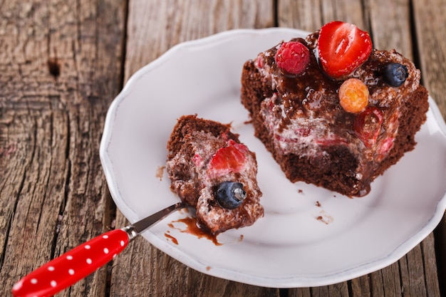 Gâteau au chocolat avec des baies