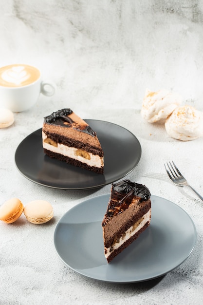 Gâteau au chocolat à la banane sur plaque grise sur marbre