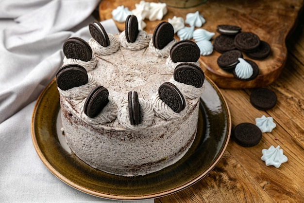 Gâteau au chocolat avec des biscuits sur une table en bois