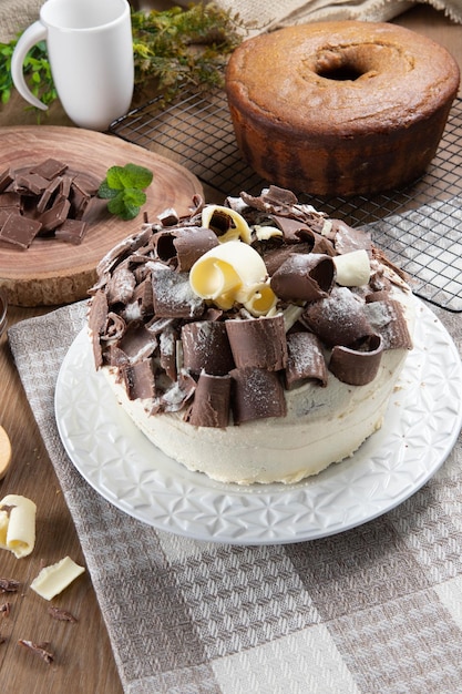 Gâteau au chocolat blanc et au chocolat noir deux amours sur table en bois Gâteau d'anniversaire et de mariage