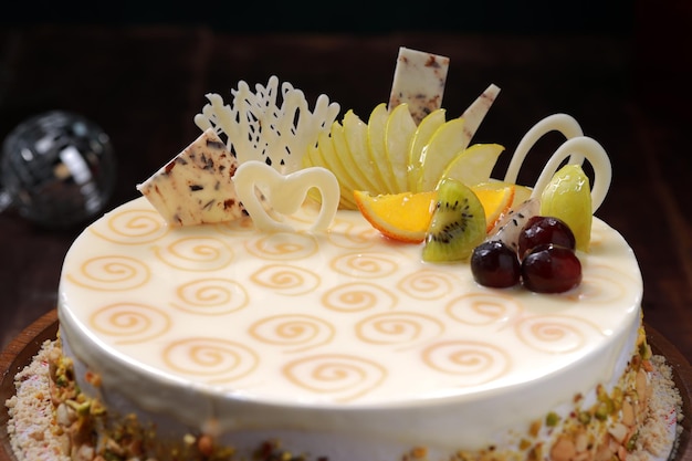 Gâteau au chocolat blanc disposé sur un fond en bois rustique