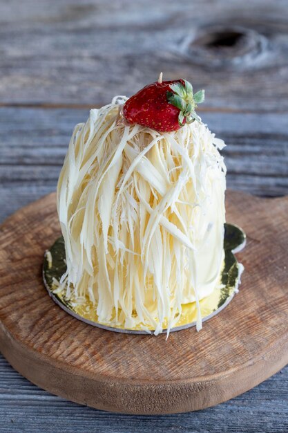 Un gâteau au chocolat blanc sur fond de bois