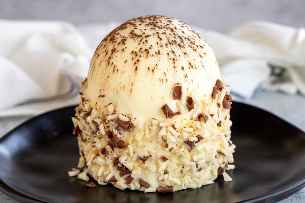 Gâteau au chocolat blanc Gâteau avec profiteroles sur un fond de pierre Gâteau de célébration en gros plan