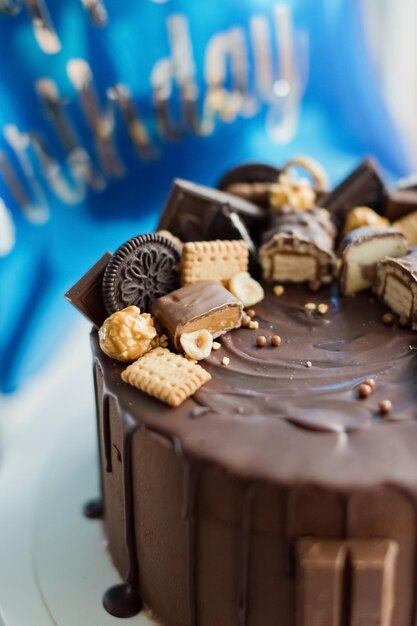 Gâteau au chocolat avec bonbons et ballon