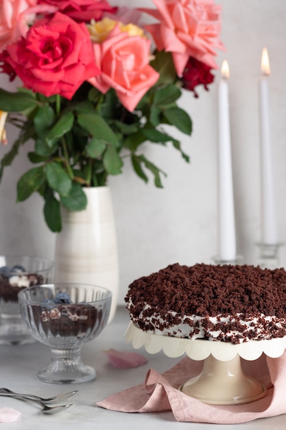 Gâteau au chocolat et bouquet de bougies roses