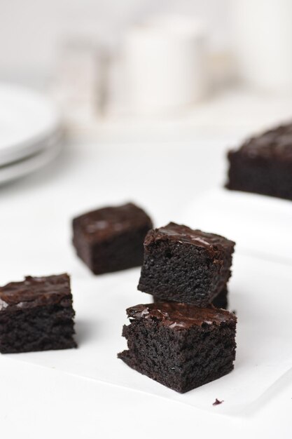 Gâteau au chocolat, brownies, isolé sur fond blanc