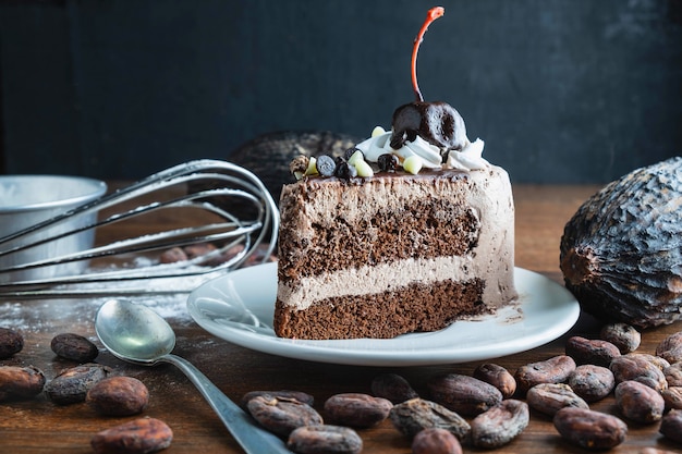 Gâteau au chocolat et cacao sur une table en bois