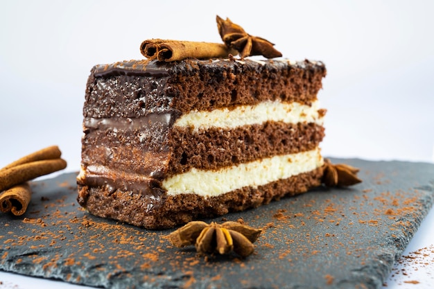 Gâteau au chocolat avec de la cannelle et de la crème sure. sur la table. Gâteau au chocolat fait maison