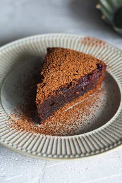 Gâteau au chocolat avec cerise sur une assiette