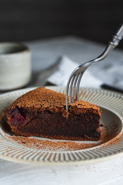 Gâteau au chocolat avec cerise sur une assiette