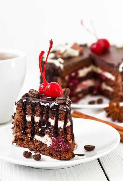 Gâteau au chocolat avec cerise sur fond clair