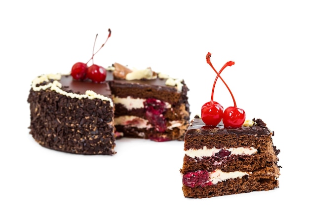 Gâteau au chocolat avec cerise isolé sur fond blanc