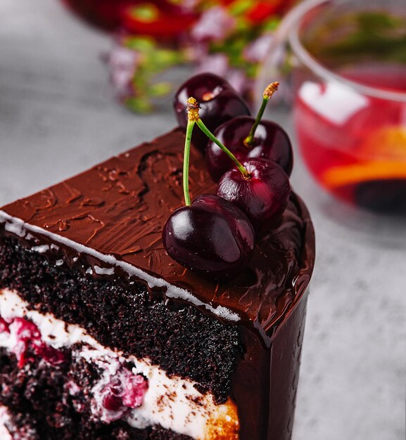 Gâteau au chocolat avec cerises et crème au chocolat