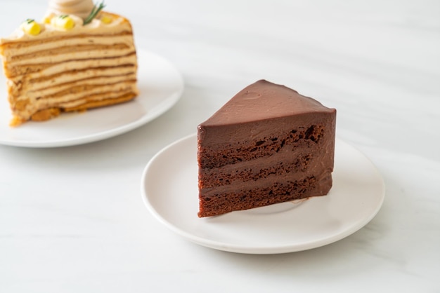 Gâteau au chocolat avec couche de chocolat moelleux