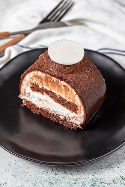 Gâteau au chocolat en couches sur un fond de pierre Une tranche de délicieux gâteau au chocolet en gros plan