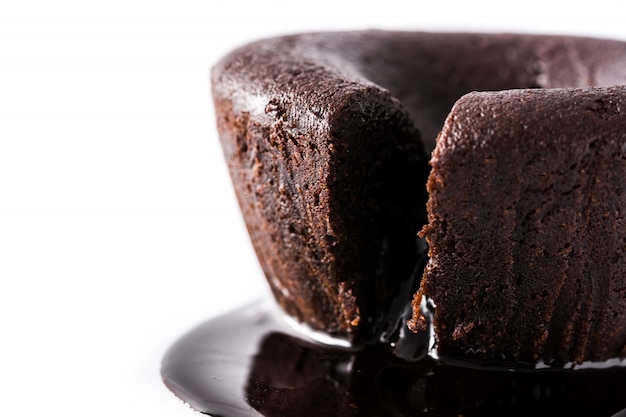 Gâteau au chocolat coulant isolé sur blanc bouchent