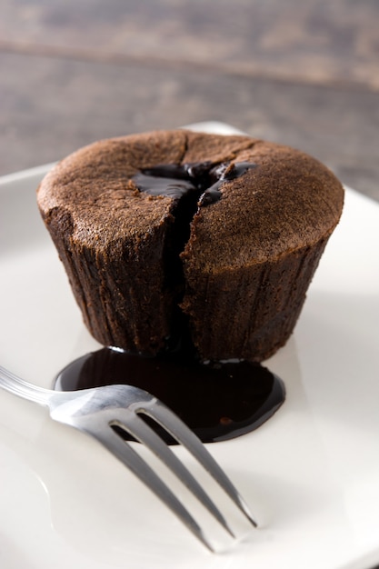 Photo gâteau au chocolat coulant sur table en bois