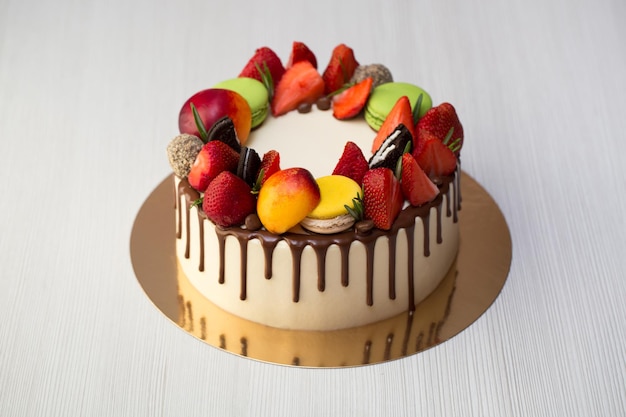Gâteau au chocolat coulis fraises pêches macarons romarin et Oreo