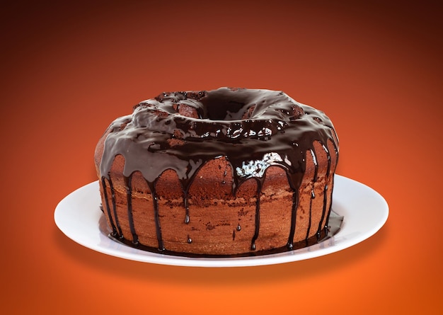 Gâteau au chocolat avec couverture et fond orange