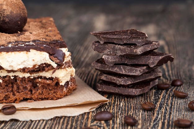 Gâteau au chocolat avec crème au beurre, gros plan