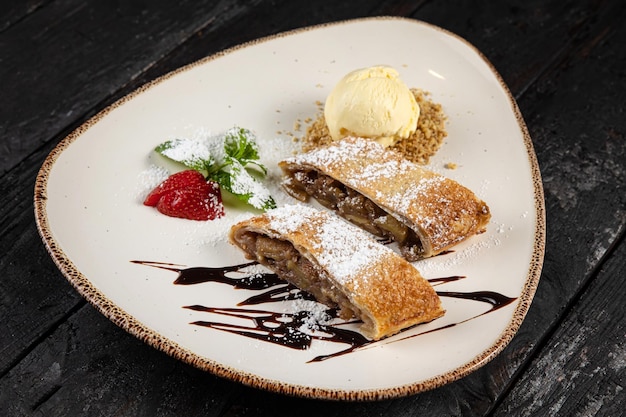 gâteau au chocolat avec de la crème sur un fond en bois