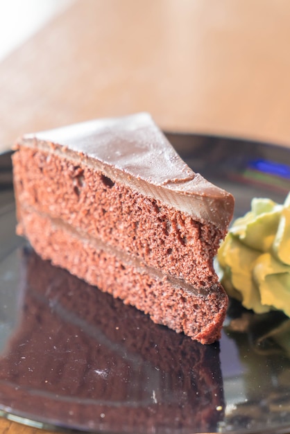 Photo gâteau au chocolat avec crème fouettée au thé vert