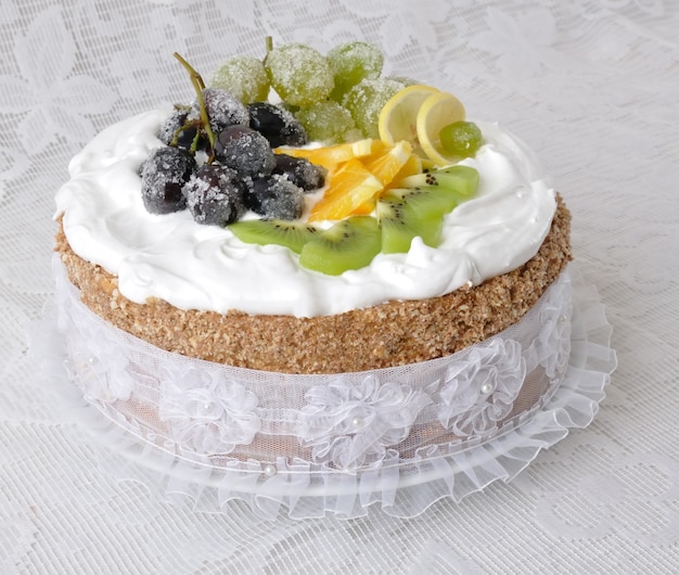 Gâteau au chocolat avec crème fouettée et garni de fruits frais