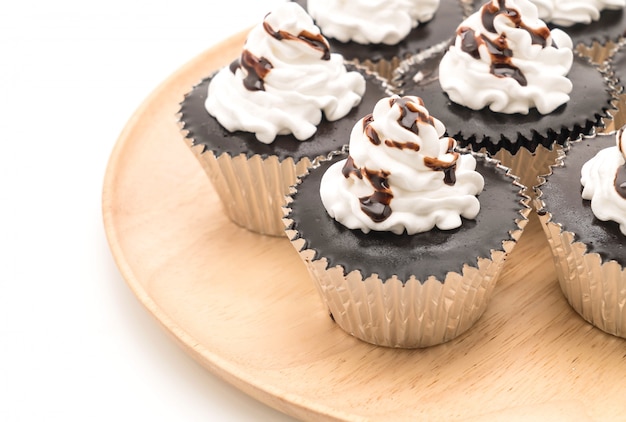 gâteau au chocolat avec crème fouettée