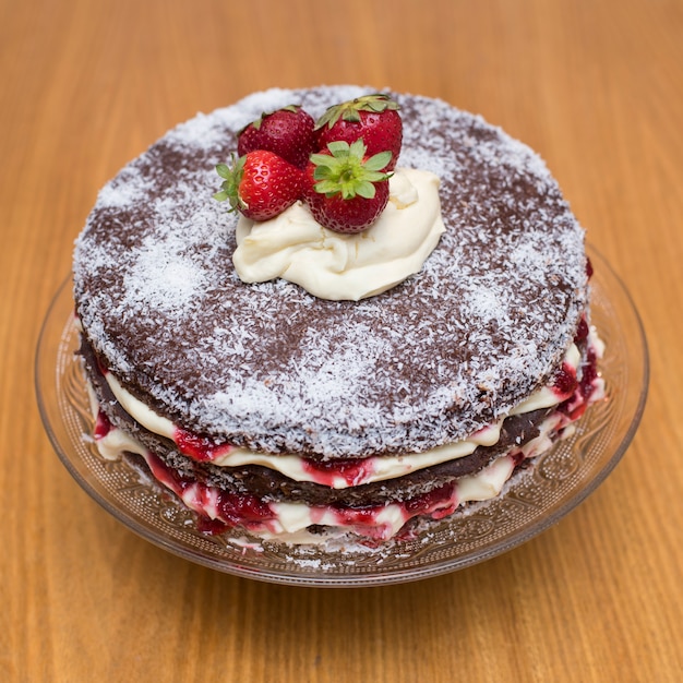 Gâteau au chocolat avec crème et fraises