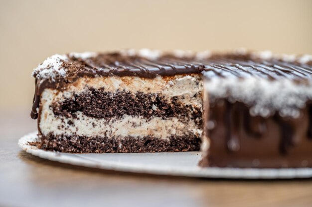 Gâteau au chocolat avec crème et glaçage