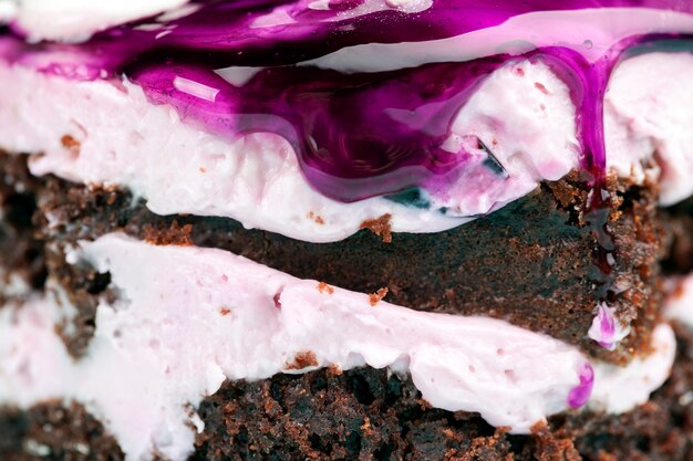 Gâteau au chocolat à la crème recouvert de confiture de baies violettes